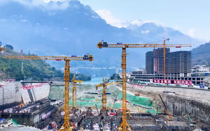 峡谷之间， 大渡河畔，w88win优德行走“钢铁巨人”助力水电建设