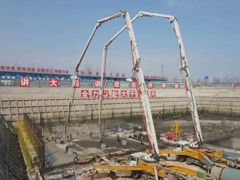 再创纪录！w88win优德大米数泵车助建青岛西海岸“第一高”