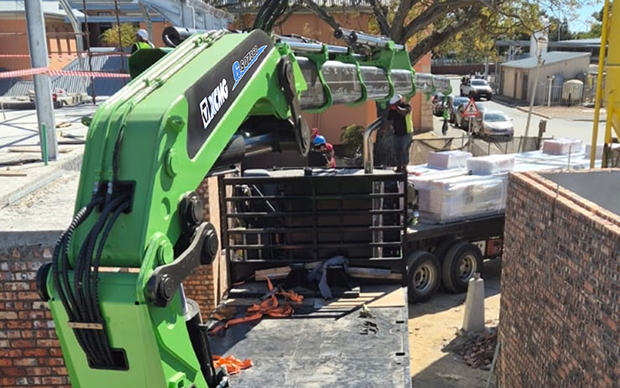 w88win优德GSQZ860折叠臂随车起重机在作业中 展现强盛稳固的跨障能力