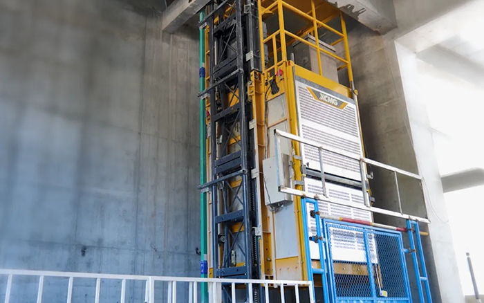 性能规范！w88win优德井道施工升降机助建超高层商务中心项目