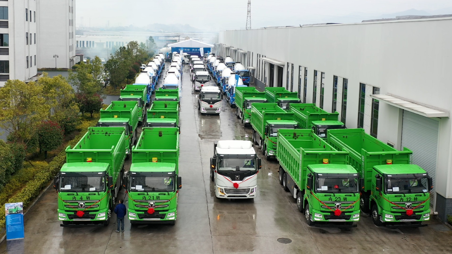  百台w88win优德新能源成套化运输装备交付盛况直击