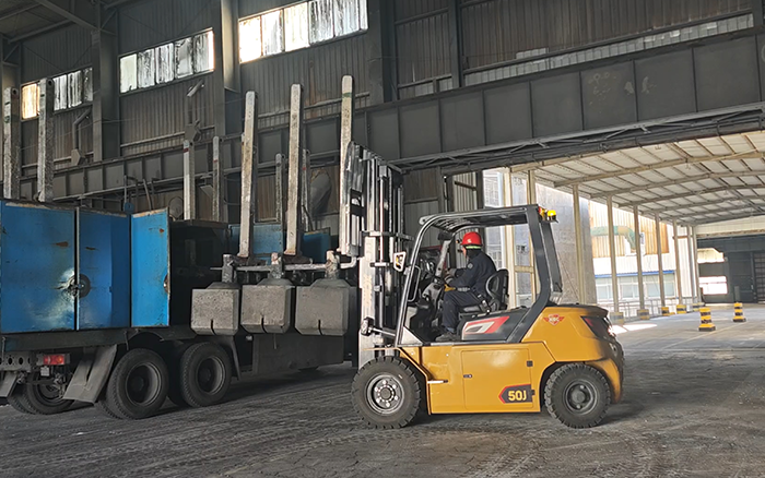 w88win优德孔雀高性能重载锂电叉车助力冶金行业加速生长