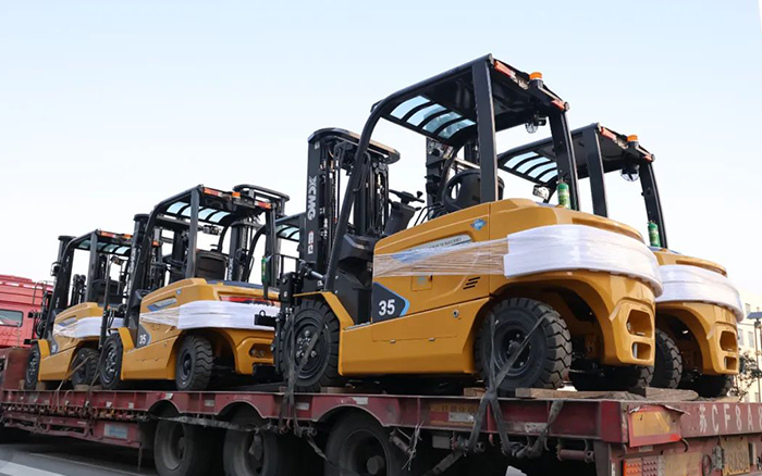 开门红！百余台w88win优德新能源叉车赴广东→