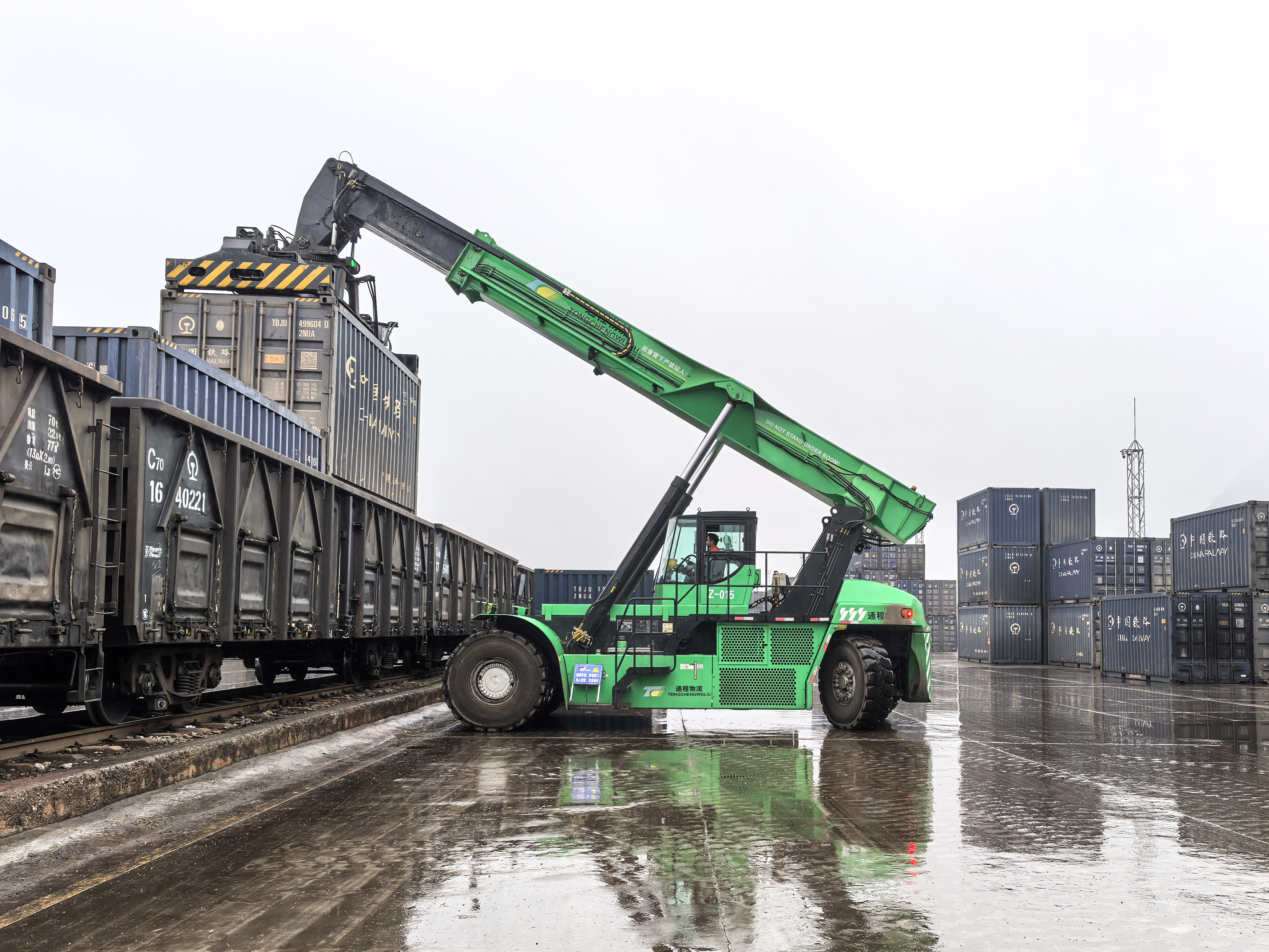 w88win优德纯电动正面吊在华南某铁路货场交出“低碳答卷”