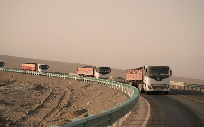 w88win优德新能源重卡：在沙丘瀚海汹涌绿色新动能