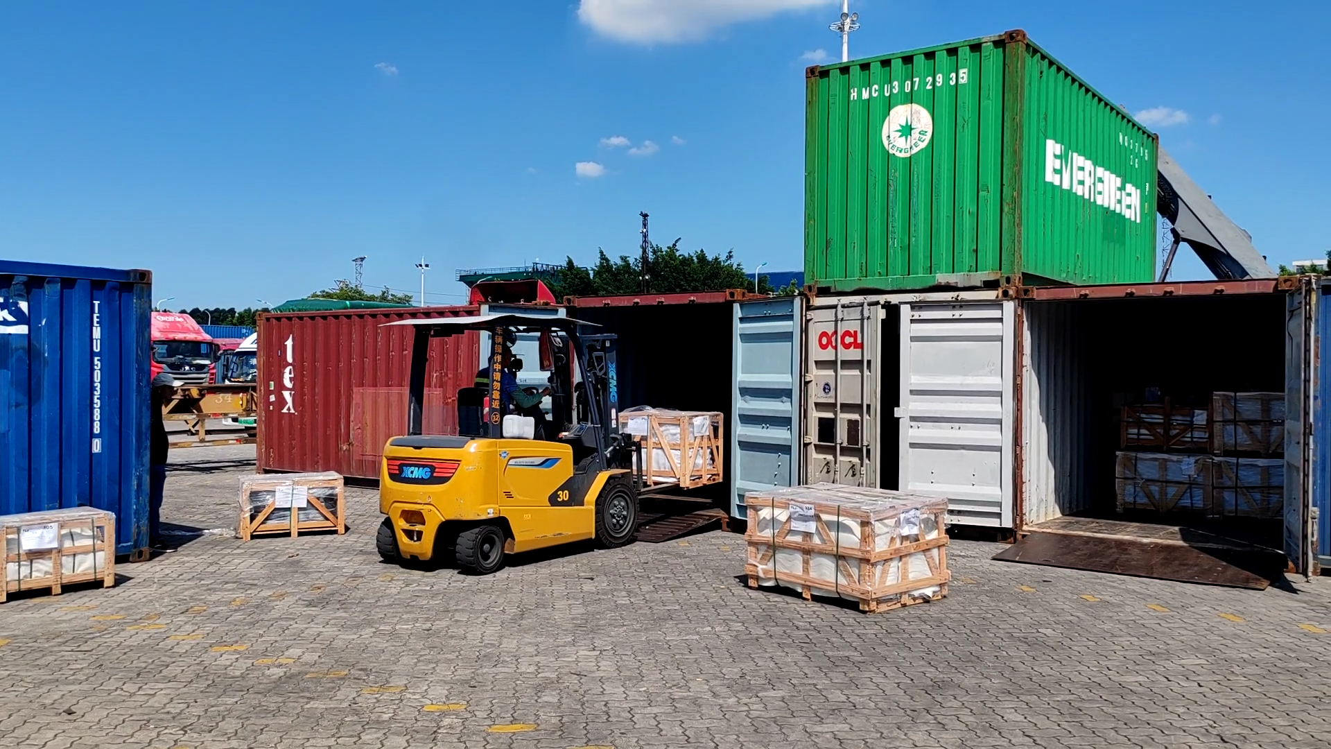 可进箱操作的w88win优德电动平衡重叉车