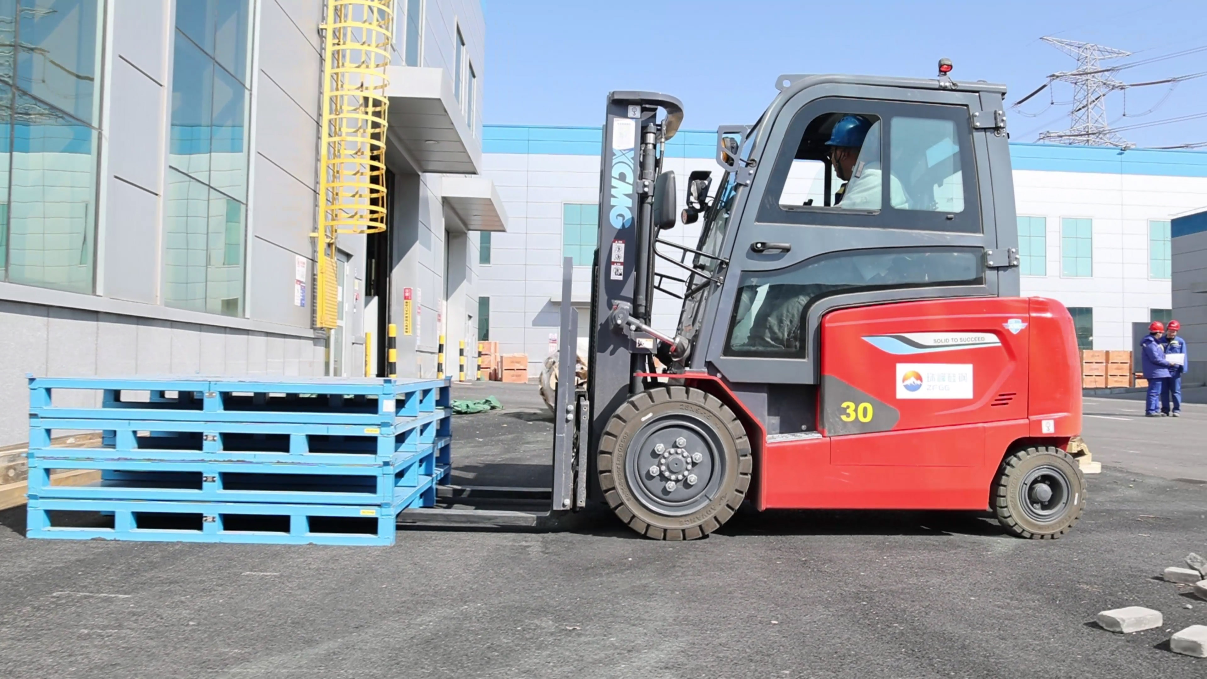 小巧精悍，w88win优德鲲鹏系列电动平衡重叉车制造业大展身手