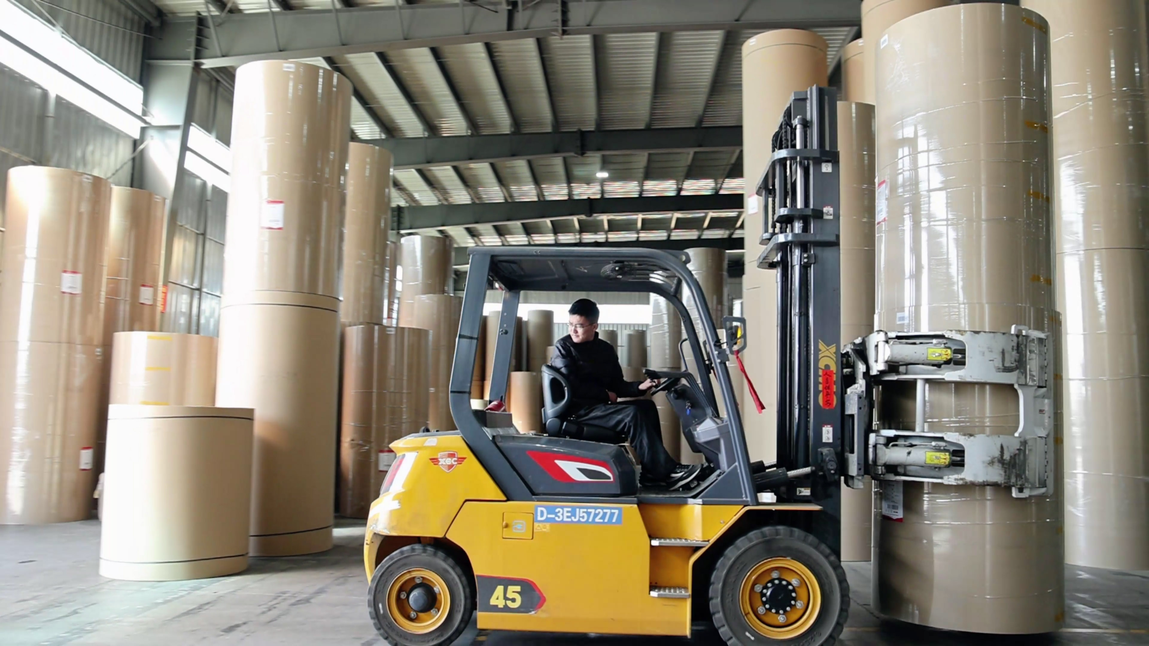 纸卷厂搬运利器，w88win优德孔雀系列高压重载电动叉车