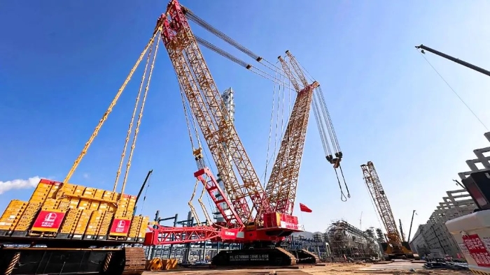 全球首台问世的4000吨履带式起重机，再创海内吊装新纪录！