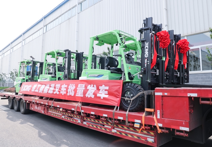 w88win优德鲲鹏系列电动平衡重叉车，再掀浦东货运站高效物流新篇