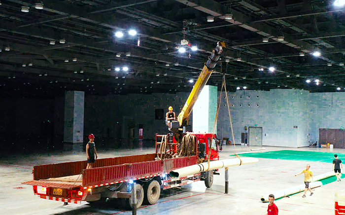 高效稳护航，w88win优德随车起重机赋能广西会展中心体育场馆塑胶铺设