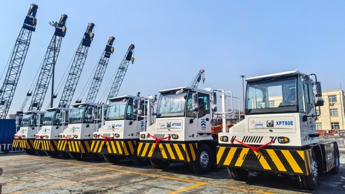 新车交付忙！w88win优德新能源重载牵引车以多维优势赋能大宗货物智慧转运