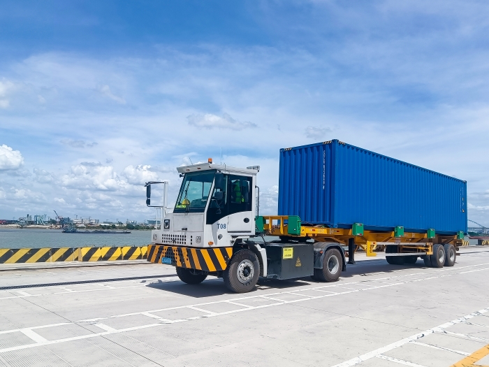 广州港甄。∪タ纯诎丁疤刂直眞88win优德纯电牵引车