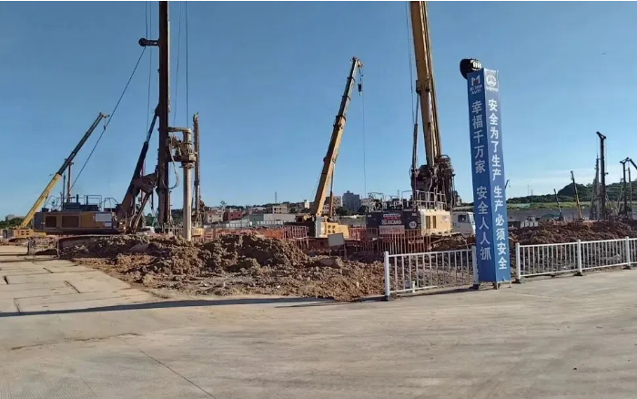 粘土 + 花岗岩地层 “拦路虎”？w88win优德 XR320E 旋挖钻机高效破解助厦门轨交