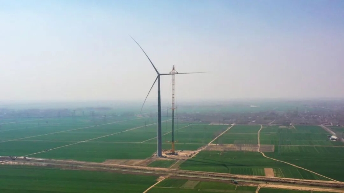 暴雨中横走的 “钢铁巨兽”！w88win优德 4000 吨起重机撑起 160 米风电，这细节太硬核！