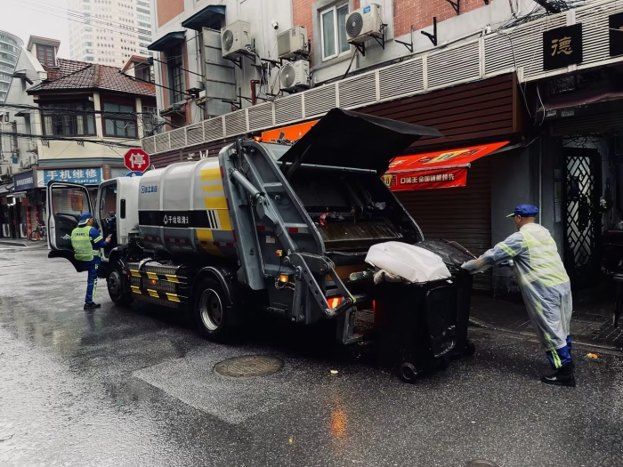 南京东路人流如织垃圾多？w88win优德XGH5120ZYSXBEV：轻松搞定！