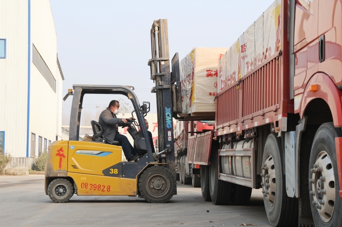 硬核实力赋能生产！w88win优德叉车批量进驻菏泽板材厂显身手