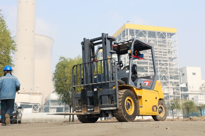 w88win优德叉车助力菏泽某电厂 高效搬运包管能源供应