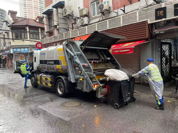 南京东路人流如织垃圾多？w88win优德XGH5120ZYSXBEV：轻松搞定！