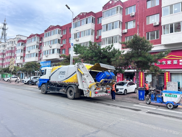 w88win优德18吨后装压缩式垃圾车在内蒙通辽市举行垃圾收转运作业