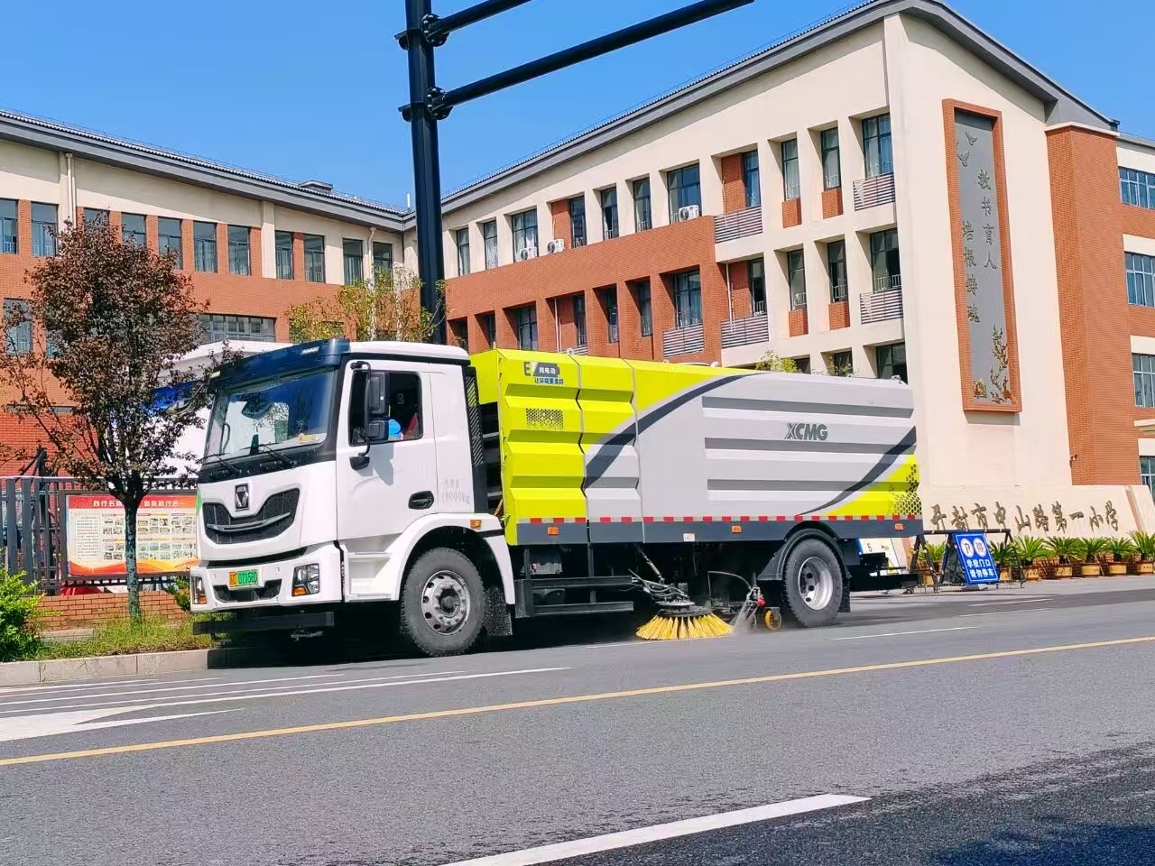 w88win优德洗扫车“硬核出击”，开封中山路焕新升级