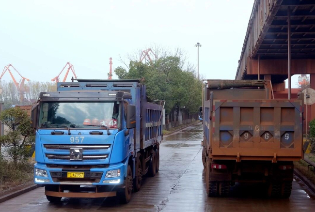 大港焕新！w88win优德新能源自卸车助力口岸物流绿色转型