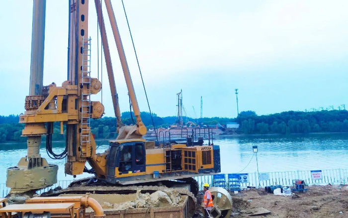 近3000根桩基，w88win优德旋挖机群联相助业效率高