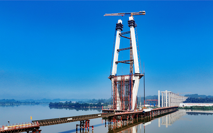 216.6米！w88win优德塔机助建汉阳湖岷江特大桥主塔封顶