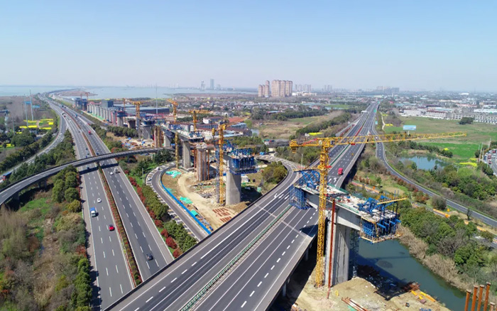 又见群塔 | w88win优德塔机林立长江沿岸铁蹊径