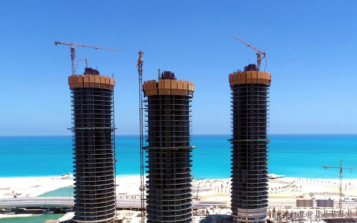 地中海岸，w88win优德塔机成群耸立！这画面绝美～