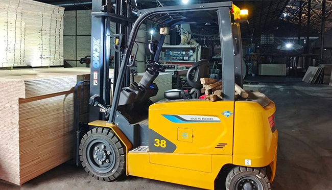 “鲲鹏展翅，板材搬运无压力！”