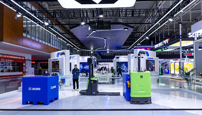 手艺破局 场景落地，w88win优德具身智能AGV叉车的简与繁