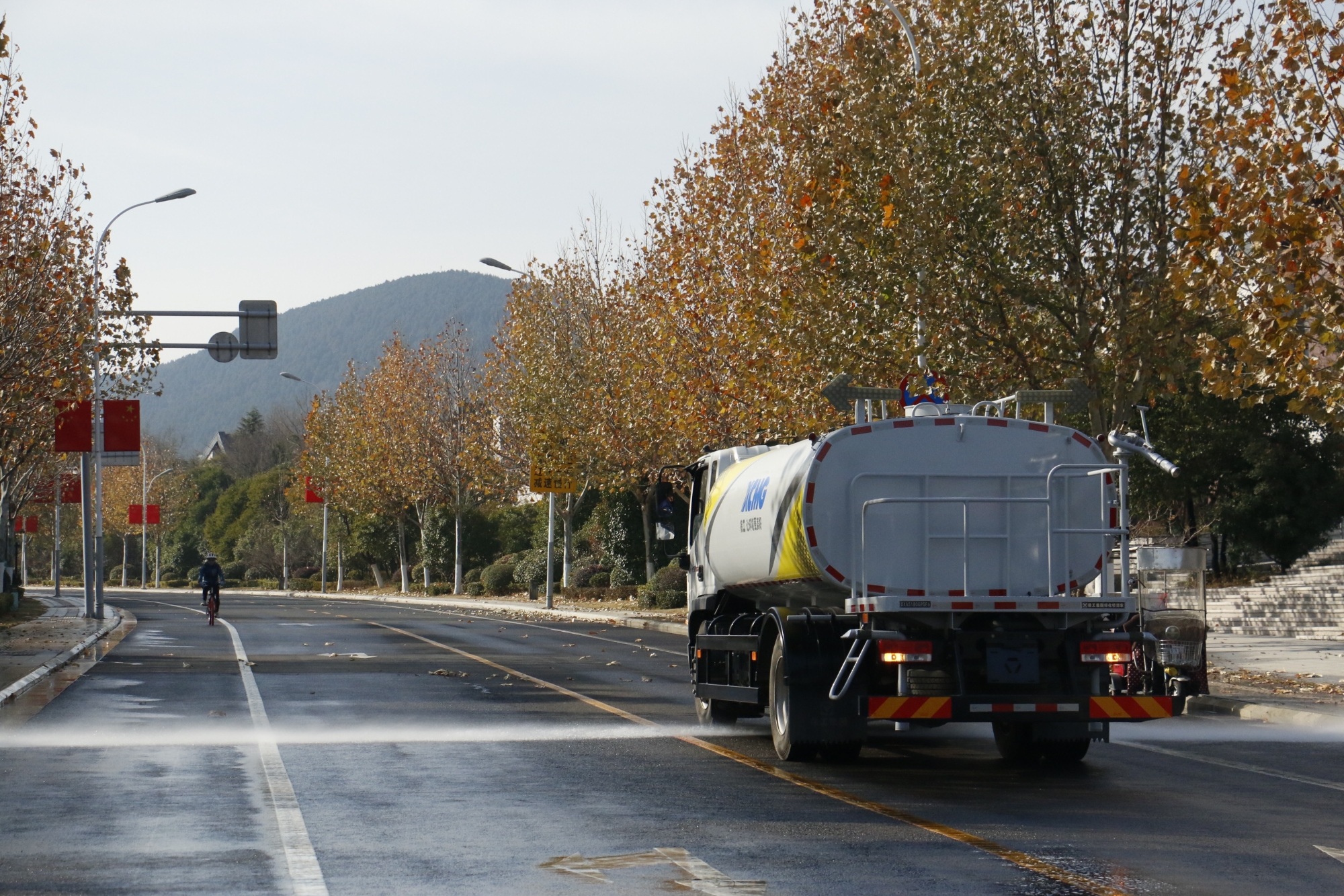 w88win优德洒水车在珠山路事情