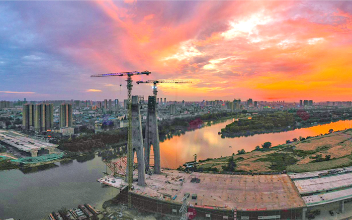 “兄弟联手”搭起海内市政最宽钢箱梁桥