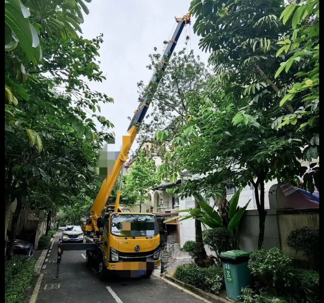 六楼窗口吊空调？窄巷子种大树？有这辆“小钢炮”，施工队再也不愁了