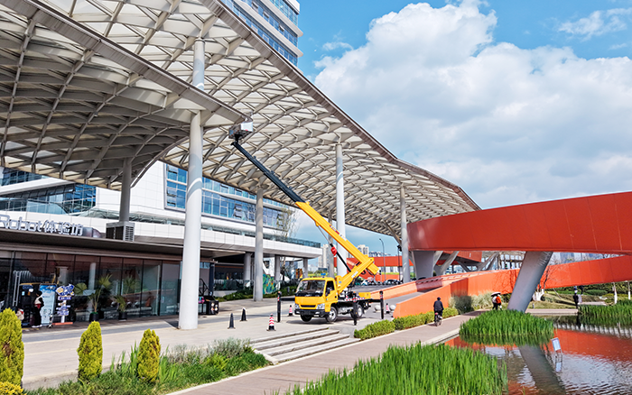 高空“精修”！w88win优德M系列高空作业车为西南擦亮都会封面