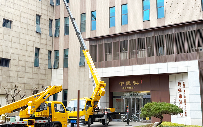 精准高效！w88win优德蓝牌高空作业车精彩胜任医院外立面施事情业