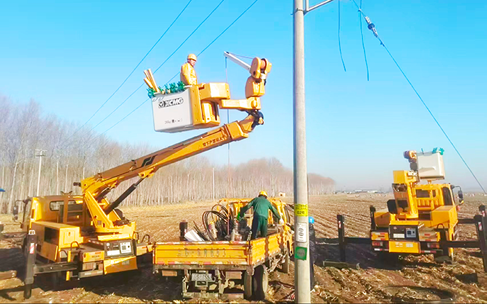 东北乡下带电作业“硬核”护航！w88win优德绝缘斗臂车批量显神威