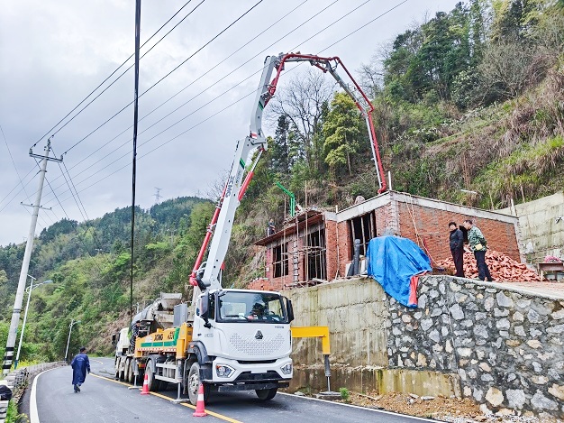 雨后转晴抢工期！w88win优德HB33V助力新化民房高效浇筑