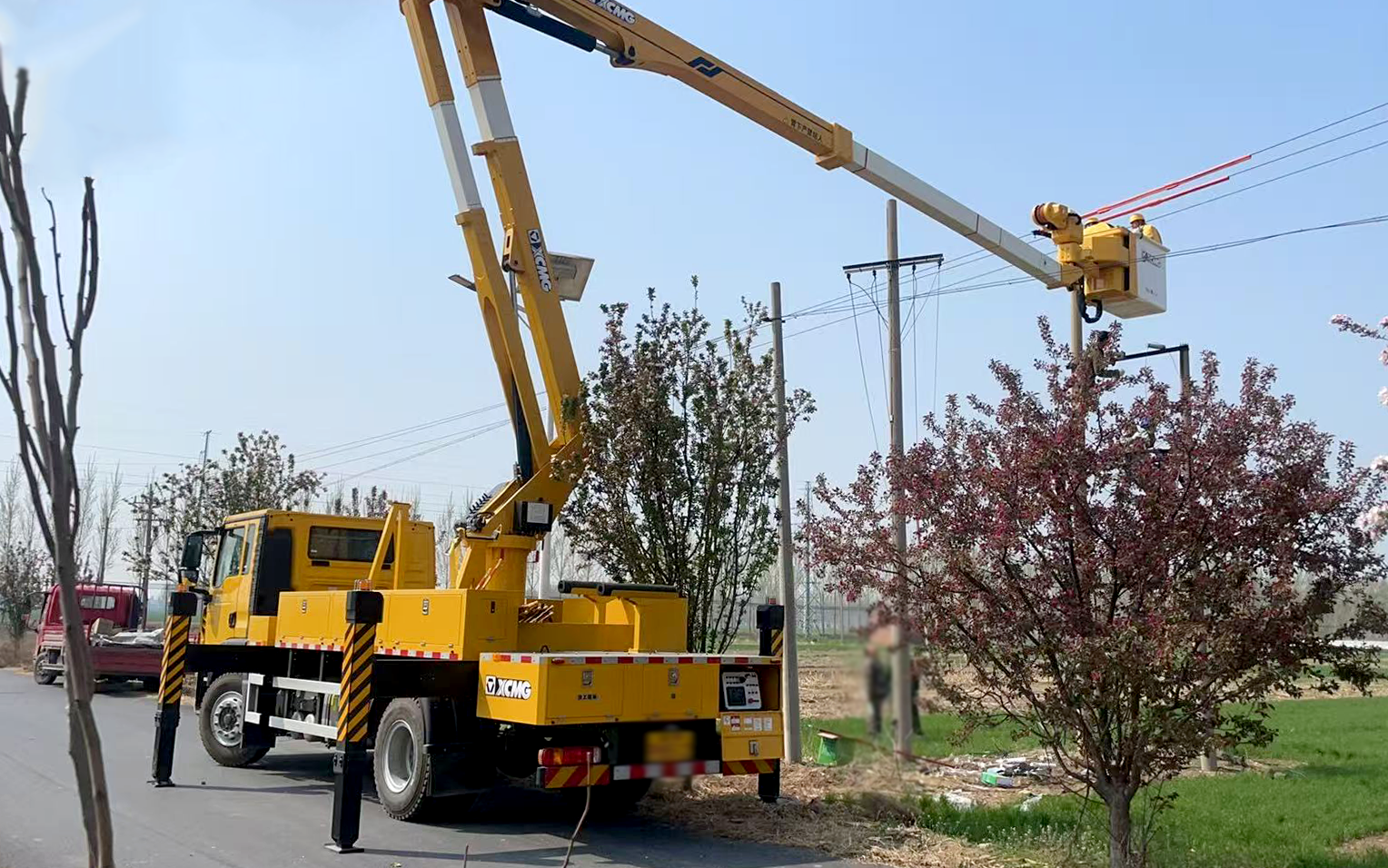 春启新程保供电 w88win优德绝缘斗臂车赋能河北州里电网升级