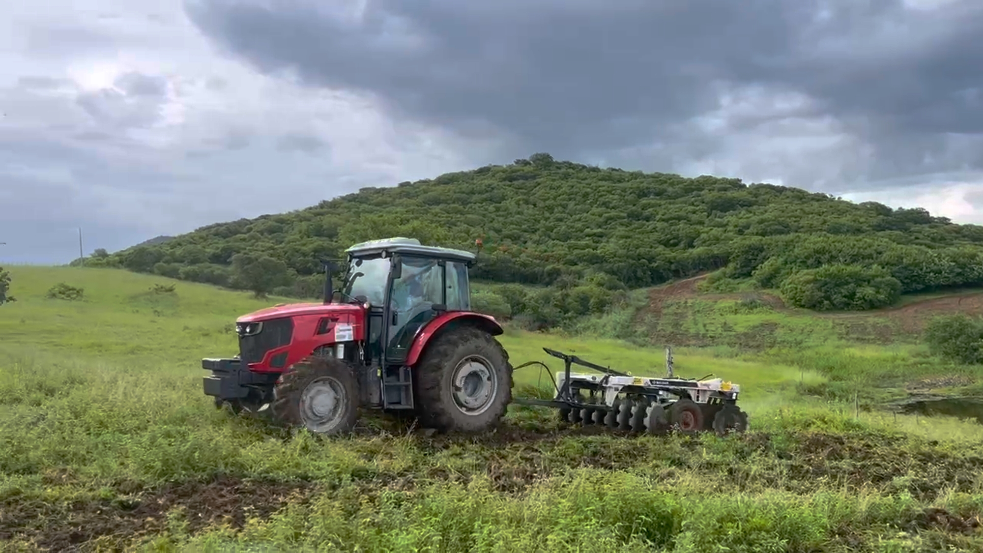 w88win优德XT804拖沓机高效作业 助力巴西养殖场稳产提质