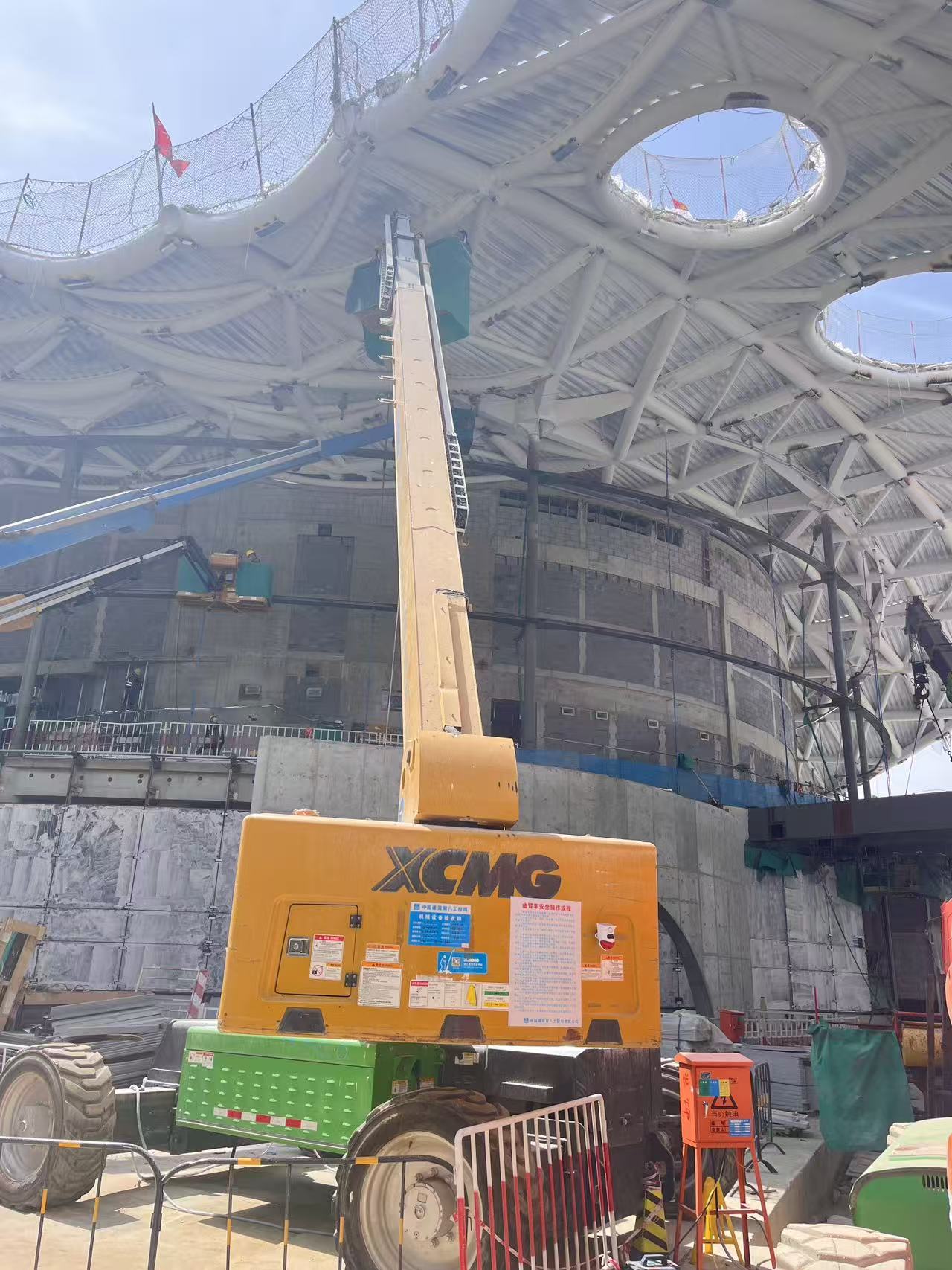 云端起舞！w88win优德高空作业平台助力雄安“财产之门”幕墙精准“换装”