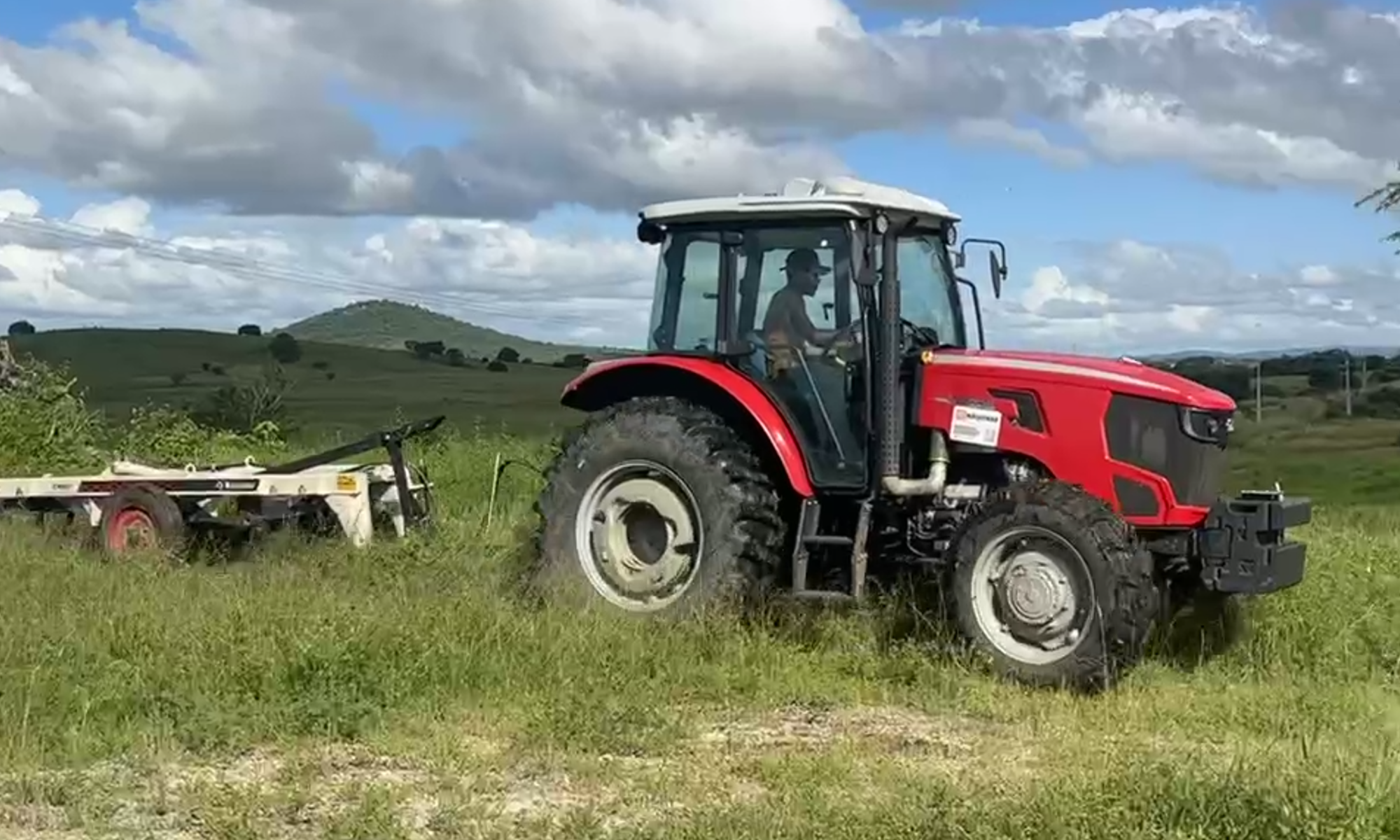 w88win优德XT804拖沓机赋能巴西草场高效作业