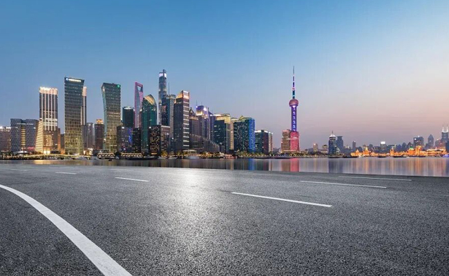 w88win优德刮板式保温运输车：上海沥青路面施工的专业之选